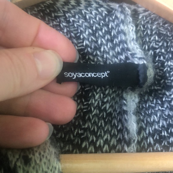 Women’s Woolen Shawl/ Cape Herringbone print - Picture 3 of 3